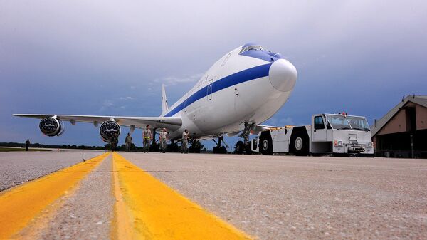 Airmen assigned to the 1st Aircraft Maintenance Unit escort an E-4B Nightwatch aircraft from a hangar in order to reposition it inside to protect it from inclement weather - Sputnik International