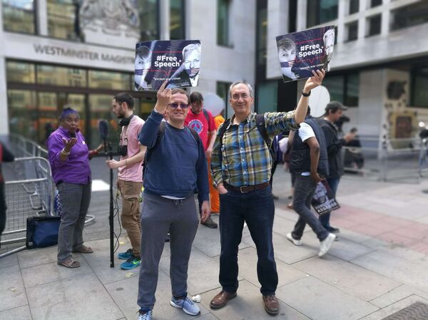 Assange's supporters chant slogans in his support before the courthouse in London Assange's supporters chant slogans in his support before the courthouse in London - Sputnik International