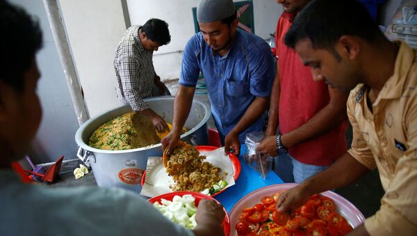 Migrant workers prepare food ahead of Eid al-Fitr, or Festival of Breaking the Fast, which marks the end of the holy month of Ramadan - Sputnik International