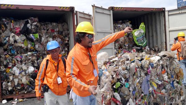Philippine customs officials inspect cargo containers containing tonnes of garbage shipped by Canada at Manila port November 10, 2014 - Sputnik International