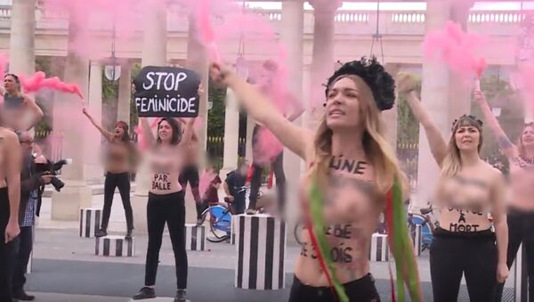 Topless Femen Activists Protest in Heart of Paris - Sputnik International