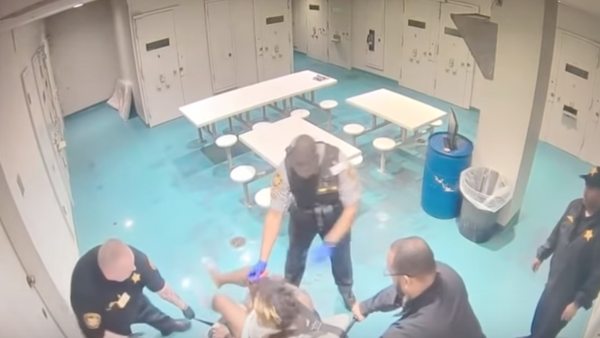 Video of Cuyahoga County Jail officers pepper-spraying inmate strapped to chair - Sputnik International