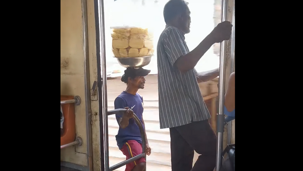 Sri Lanka Pineapple Salesman Shows Off Impeccable Balance - Sputnik International