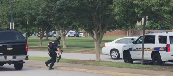 Police Officer responds to reports of a shooting in a Virginia Beach municipal center, May 31, 2019 - Sputnik International