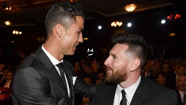Nominees for the Best FIFA football player, Barcelona and Argentina forward Lionel Messi (R) and Real Madrid and Portugal forward Cristiano Ronaldo (L) chat before taking their seats for The Best FIFA Football Awards ceremony, on October 23, 2017 in London. - Sputnik International