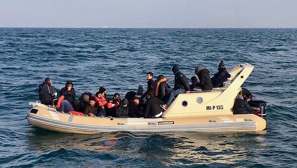 British Rescuers Help Migrants on Boat - Sputnik International