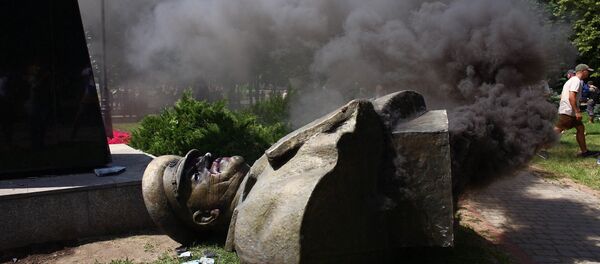 Ukraine's Nationalists Tear Down Bust of Soviet Military Figure in Kharkov - Sputnik International