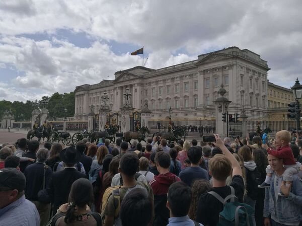 Former Servant of UK Queen Reveals He Stole High-Priced Buckingham Palace Relics Former Servant of UK Queen Reveals He Stole High-Priced Buckingham Palace Relics - Sputnik International