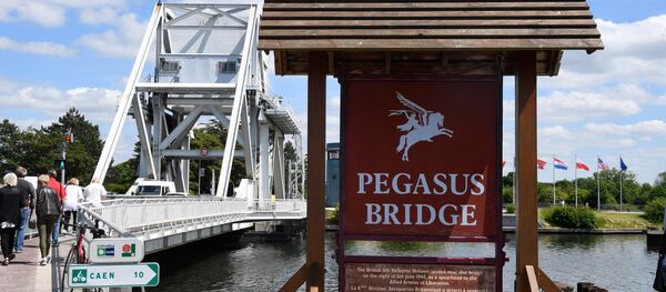People cross Pegasus Bridge in Normandy - close to where the soldier died - on 31 May 2019 - Sputnik International