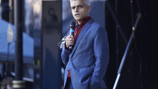 Mayor of London Sadiq Khan speaks to demonstrators in Parliament Square after they take part in a march calling for a People's Vote on the final Brexit deal, in central London on October 20, 2018 - Sputnik International