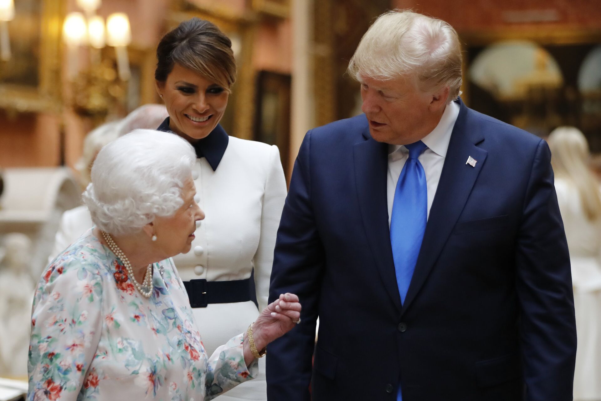 Britain's Queen Elizabeth speaks to U.S President Donald Trump and First Lady Melania Trump as they view U.S memorabilia from the Royal Collection, at Buckingham Palace, London, Monday, June 3, 2019 - Sputnik International, 1920, 01.12.2021