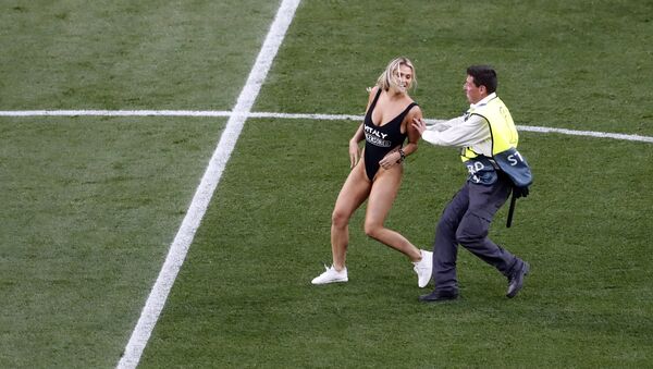 A pitch invader interrupts the game during the Champions League final soccer match between Tottenham Hotspur and Liverpool at the Wanda Metropolitano Stadium in Madrid, Saturday, June 1, 2019 - Sputnik International