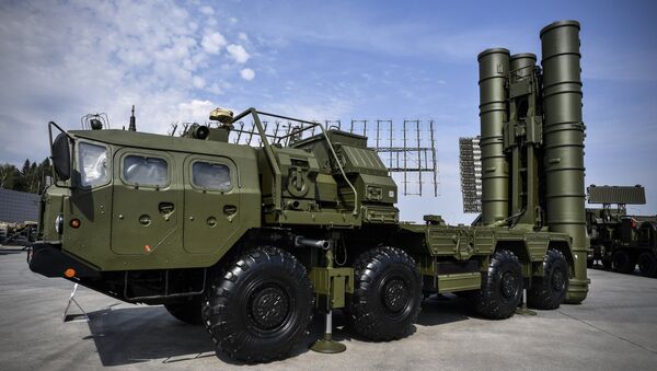 Russian S-400 anti-aircraft missile launching system is displayed at the exposition field in Kubinka Patriot Park outside Moscow on August 22, 2017 during the first day of the International Military-Technical Forum Army-2017 - Sputnik International