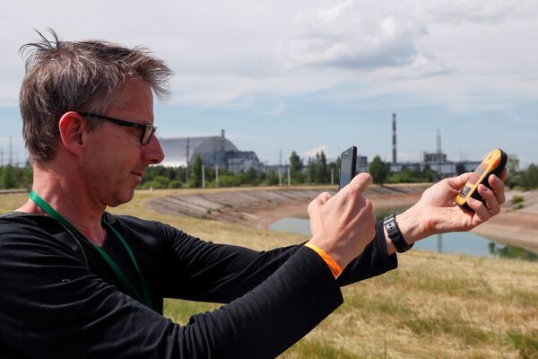 Visitor Takes a Picture of a Dosimeter Near the New Safe Confinement - Sputnik International