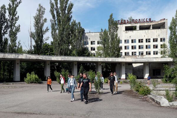 Visitors Walk in the Abandoned City of Pripyat - Sputnik International