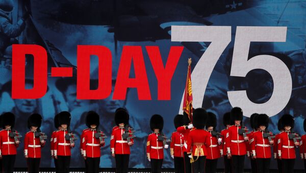 Soldiers stay stand for the event to commemorate the 75th anniversary of D-Day, in Portsmouth, Britain, June 5, 2019 - Sputnik International