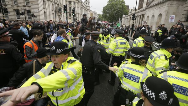 Police forces are trying to restore order after a small scuffle broke out between Donald Trump supporters and people that gathered in central London to demonstrate against the state visit of President Donald Trump, Tuesday, June 4, 2019 - Sputnik International