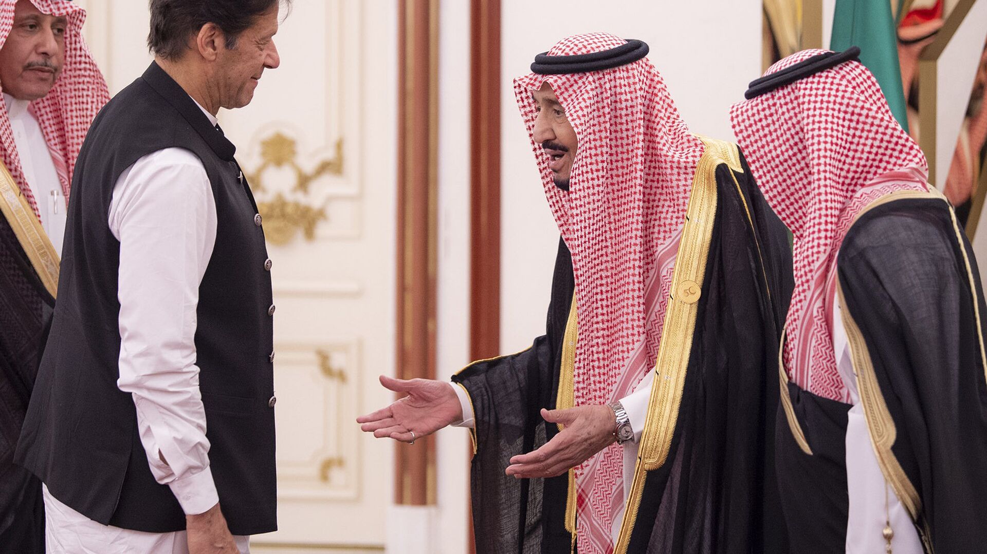 This handout photo released by the Saudi Royal Palace shows King Salman bin Abdulaziz (C) of Saudi Arabia welcoming Pakistani Prime Minister Imran Khan (L) at the opening session of a summit of the 57-member Organization of Islamic Cooperation (OIC) in the Saudi holy city of Mecca in the early hours of June 1, 2019 - Sputnik International, 1920, 15.02.2022