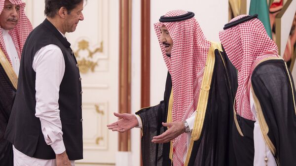 This handout photo released by the Saudi Royal Palace shows King Salman bin Abdulaziz (C) of Saudi Arabia welcoming Pakistani Prime Minister Imran Khan (L) at the opening session of a summit of the 57-member Organization of Islamic Cooperation (OIC) in the Saudi holy city of Mecca in the early hours of June 1, 2019 - Sputnik International