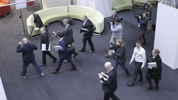 In this image made from video, Australia's Federal Police, top, enter the Australian Broadcasting Corporation, the national public broadcaster, during a raid on their offices in Sydney, Australia - Sputnik International