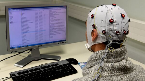 A picture taken on November 20, 2017 at the GIPSA-lab at the CNRS of Grenoble shows a researcher using a Brain-Computer-Interface helmet Brain Invaders which enables to select symbols without motor command - Sputnik International