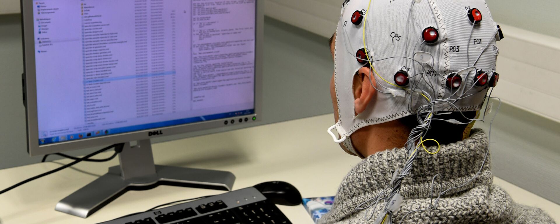 A picture taken on November 20, 2017 at the GIPSA-lab at the CNRS of Grenoble shows a researcher using a Brain-Computer-Interface helmet Brain Invaders which enables to select symbols without motor command - Sputnik International, 1920, 06.06.2019
