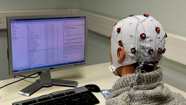 A picture taken on November 20, 2017 at the GIPSA-lab at the CNRS of Grenoble shows a researcher using a Brain-Computer-Interface helmet Brain Invaders which enables to select symbols without motor command - Sputnik International