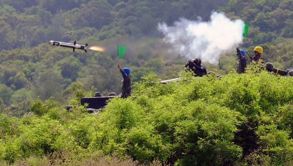 Taiwanese soldiers launch a US-made Javelin missile during the annual Han Guang life-fire drill in southern Pingtung on August 25, 2016 - Sputnik International
