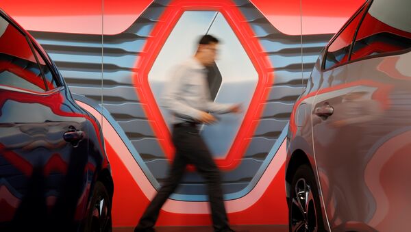 An employee walks in front of the logo of Renault carmaker at a dealership in Reze near Nantes - Sputnik International