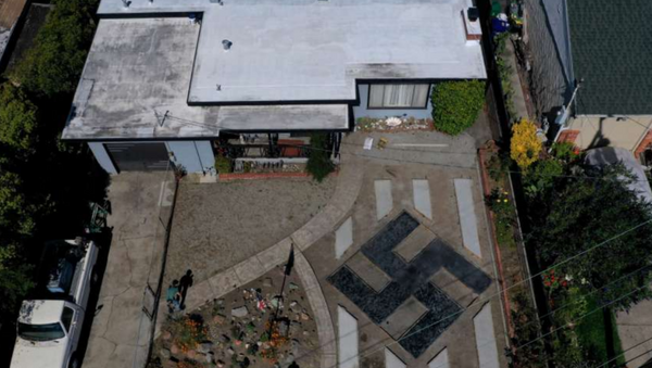 US Man Displays Swastika in Front Lawn, Insists It’s ‘Tibetan Sign’ - Sputnik International