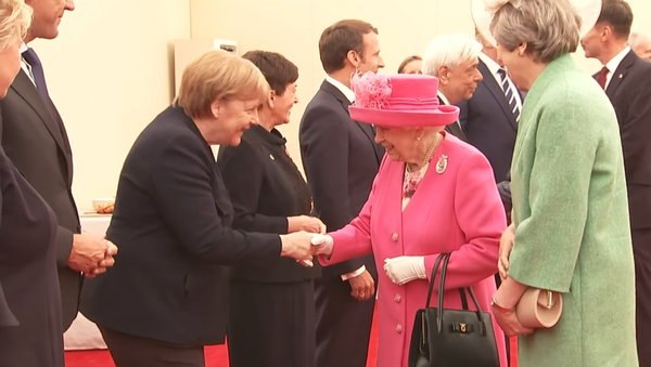 British Queen Elizabeth II shakes hands with German Chancellor Angel Merkel at a ceremony commemorating the 75th anniversary of the D-Day landings - Sputnik International