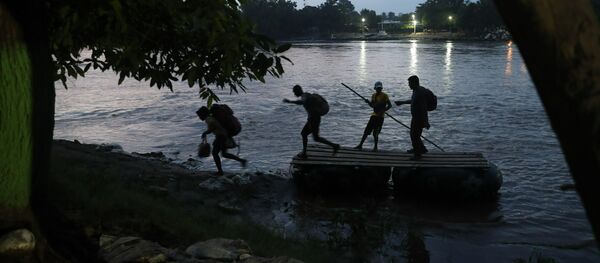Migrants on rafts reach the Mexico shore after crossing the Suchiate river on the Guatemala – Mexico border, near Ciudad Hidalgo, Mexico, Wednesday, June 5, 2019 - Sputnik International