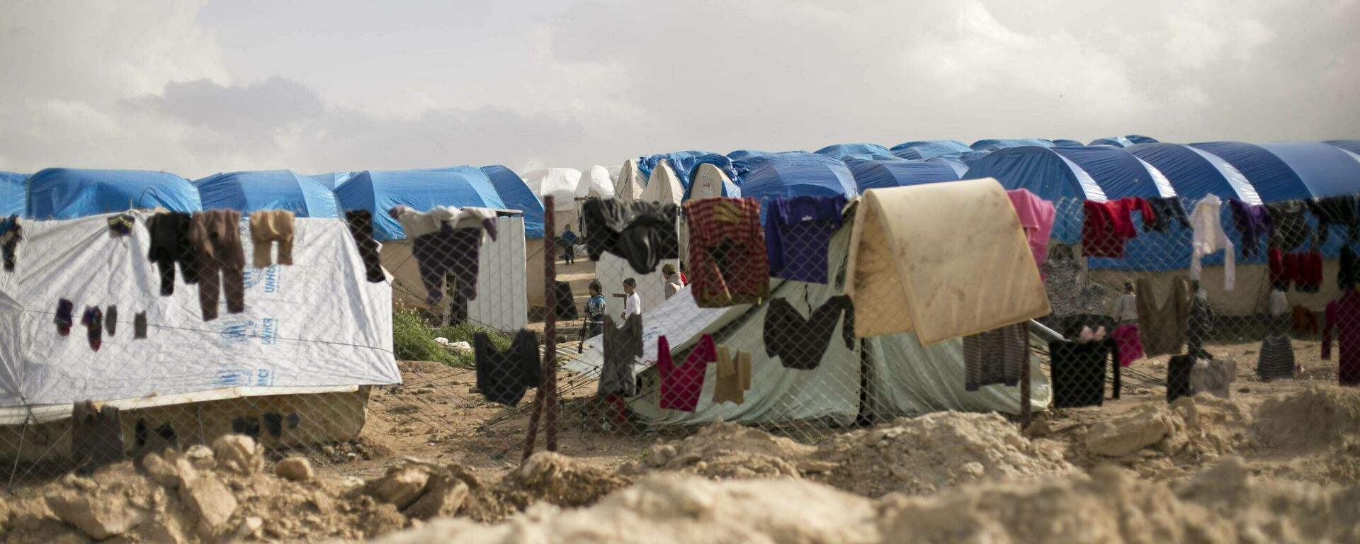 Laundry dries on a chain link fence in an area for foreign families, at Al-Hol camp in Hassakeh province, Syria. - Sputnik International, 1920, 04.03.2021