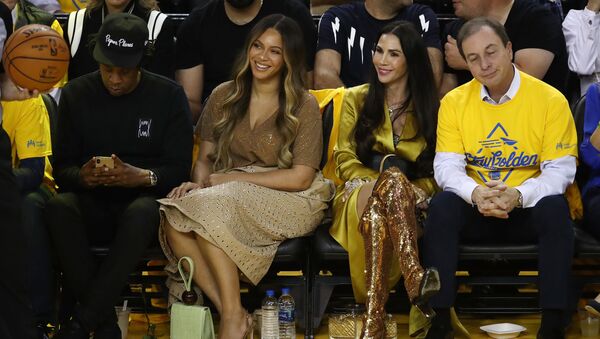 OAKLAND, CALIFORNIA - JUNE 05: (L-R) Jay-Z, Beyonce, Nicole Curran and Joseph S. Lacob attend Game Three of the 2019 NBA Finals between the Golden State Warriors and the Toronto Raptors at ORACLE Arena on June 05, 2019 in Oakland, California - Sputnik International