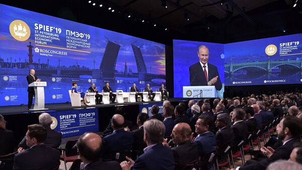 Russian President Vladimir Putin delivers a speech during a session of the St. Petersburg International Economic Forum (SPIEF), Russia June 7, 2019 - Sputnik International