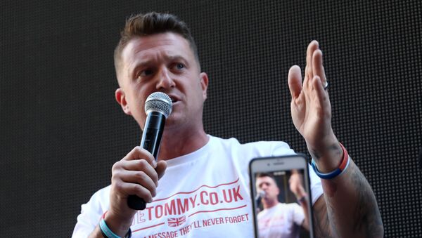 Founder and former leader of the English Defence League (EDL), Stephen Yaxley-Lennon, AKA Tommy Robinson, addresses supporters outside the Old Bailey, London's Central Criminal Court, in central London on 14 May 2019 - Sputnik International