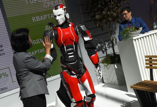 Golden Aurus, Educational Robots and VR:  Most Unusual Stands at the SPIEF - Sputnik International