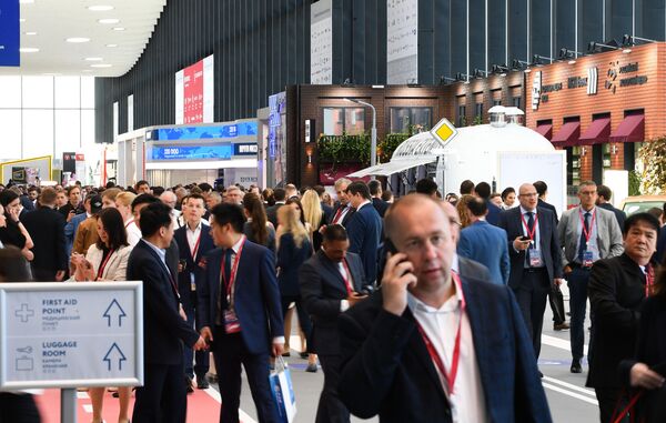 Golden Aurus, Educational Robots and VR:  Most Unusual Stands at the SPIEF - Sputnik International