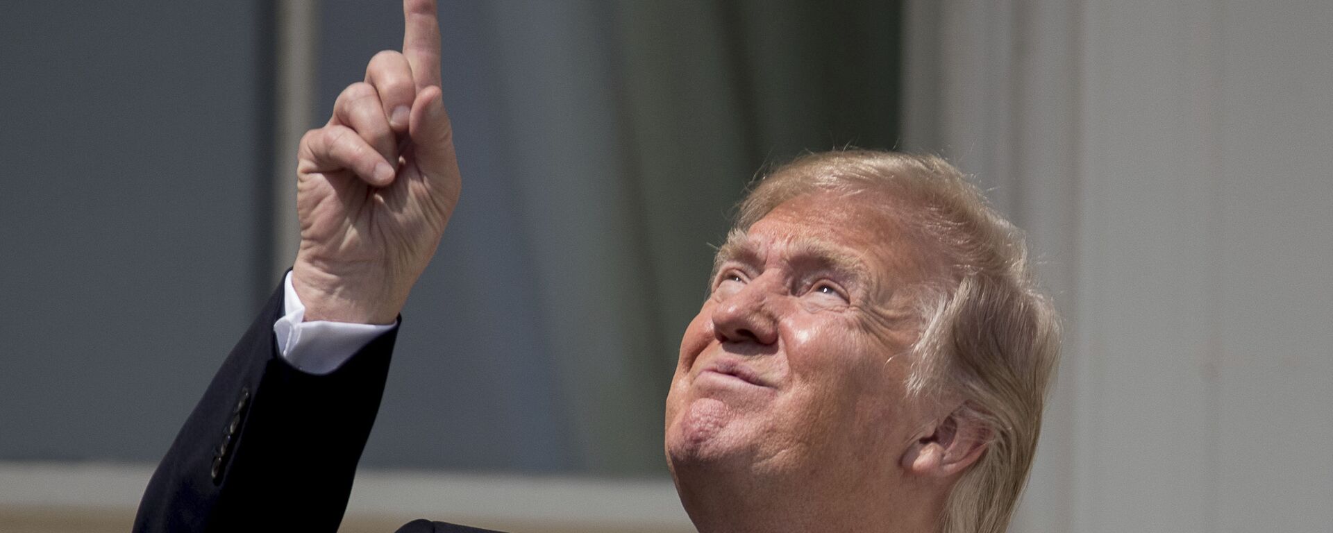 President Donald Trump points to the sun as he arrives to view the solar eclipse, Monday, Aug. 21, 2017, at the White House in Washington. - Sputnik International, 1920, 08.02.2023