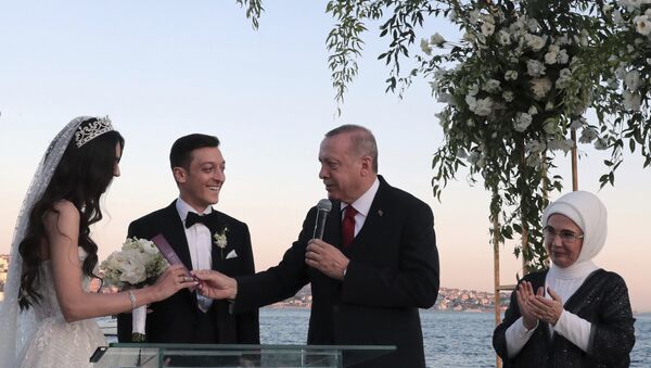 Turkey's President Recep Tayyip Erdogan speaks to Turkish-German soccer player Mesut Ozil and his wife Amine Gulse - Sputnik International