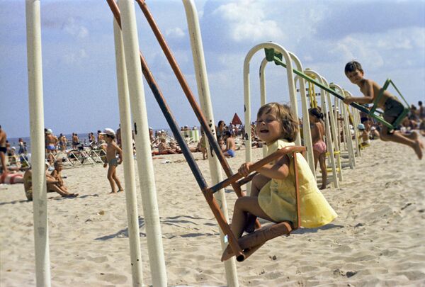 Beaches, Sunshine & Swimsuit-Clad Girls: What Soviet-Era Vacation Looked Like - Sputnik International