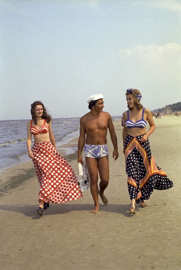 Beaches, Sunshine & Swimsuit-Clad Girls: What Soviet-Era Vacation Looked Like - Sputnik International