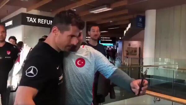 A person, handed a toilet brush to turkish national footbal team player Emre Belözoğlu in order to provoke him at the airport - Sputnik International