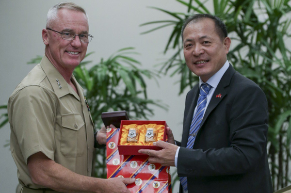 Lieutenant General H. Stacy Clardy III exchanges gifts with Major General Liu Erh-jung during symposium. Lieutenant General H. Stacy Clardy III exchanges gifts with Major General Liu Erh-jung during symposium. - Sputnik International