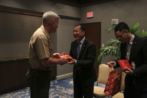 U.S. Marine Corps Lt. Gen. Joseph Osterman with Taiwan Maj. Gen. Erh-Jung Liu U.S. Marine Corps Lt. Gen. Joseph Osterman with Taiwan Maj. Gen. Erh-Jung Liu - Sputnik International