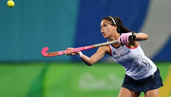 Britain's Sam Quek hits the ball during the women's quarterfinal Britain vs Spain field hockey match at the Rio 2016 Olympics Games at the Olympic Hockey Centre in Rio de Janeiro on 15 August 2016 - Sputnik International