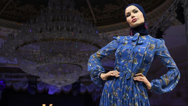 A Model Showcases an Outfit by Naira Arutyunyan During Al Arabia Fashion Days in Moscow - Sputnik International