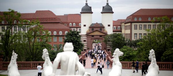 Сотрудники компании Huawei покидают офис в конце рабочего дня Сотрудники компании Huawei покидают офис в конце рабочего дня - Sputnik International