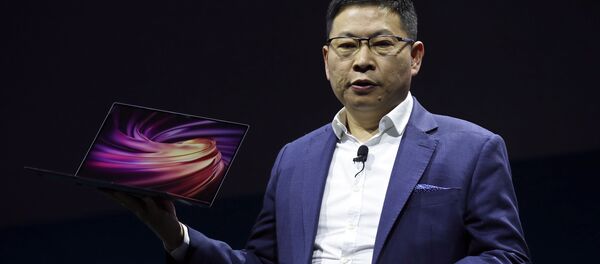 Huawei CEO Richard Yu displays a new HUAWEI MateBook X Pro laptop at the Mobile World Congress, in Barcelona, Spain, Sunday, Feb. 24, 2019 - Sputnik International