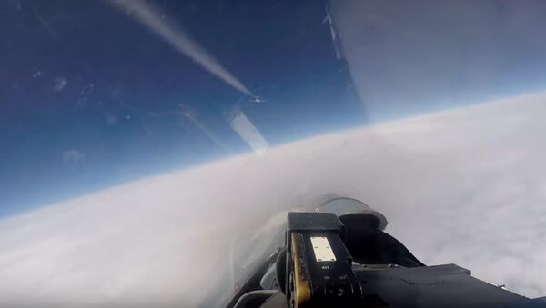 Видео перехвата Су-27 двух самолетов разведчиков над Балтикой - Sputnik International